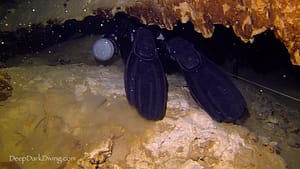 Buceo en cueva en configuración Sidemount en cenote Minotauro